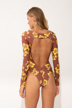 Charger l'image dans la galerie, Model Back: Wednesday In Hawaii By Rio De Sol Une Pièce Pua-Coco-Lilikoi Surf