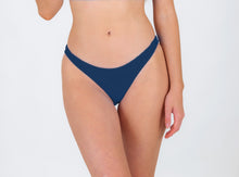 Charger l'image dans la galerie, Model Front: Rio De Sol Bas Bottom Navy Essential-Comfy