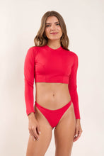 Charger l'image dans la galerie, Model Front: Wednesday In Hawaii By Rio De Sol Haut Top Hibiscus Reef