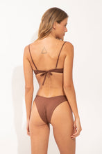 Charger l'image dans la galerie, Model Back: Wednesday In Hawaii By Rio De Sol Haut Top Coco Shell
