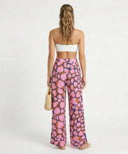 Charger l'image dans la galerie, Model Back: Rio De Sol Pantalon De Plage Amore-Pink Wide Pants
