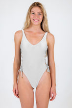 Charger l'image dans la galerie, Model Front: Rio De Sol Une Pièce Shimmer-White Zoe
