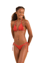 Charger l'image dans la galerie, Model Front: Rio De Sol Ensemble Set Malibu-Chili Tri-Inv Cheeky-Tie
