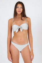 Charger l'image dans la galerie, Model Front: Rio De Sol Haut Top Shimmer-White Bandeau-Knot
