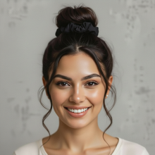 Charger l'image dans la galerie, Model Front: Rio De Sol Chouchou Icon-Nero Scrunchie
