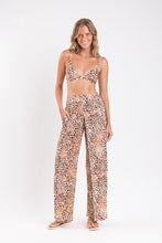 Charger l'image dans la galerie, Model Front: Rio De Sol Pantalon De Plage Leopard Wide Pants
