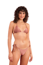 Charger l'image dans la galerie, Model Front: Rio De Sol Haut Top Shimmer-Copper Tri-Inv
