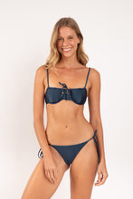 Charger l'image dans la galerie, Model Front: Rio De Sol Haut Top Shimmer-Shark Balconet-Tie

