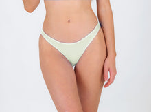 Charger l'image dans la galerie, Model Front: Rio De Sol Bas Bottom Off-White Essential-Comfy
