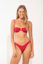 Charger l'image dans la galerie, Model Front: Wednesday In Hawaii By Rio De Sol Haut Top Hibiscus Shell
