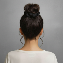 Charger l'image dans la galerie, Model Back: Rio De Sol Chouchou Nero Scrunchie
