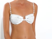 Charger et lire la vidéo dans la visionneuse de la Galerie, Video: Rio De Sol Chouchou Linea-White Scrunchie
