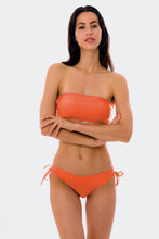 Charger l&#39;image dans la galerie, Model Front: Rio De Sol Bas Bottom Light-Peach Madrid

