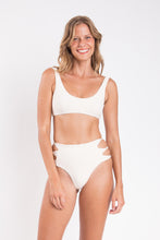 Charger l&#39;image dans la galerie, Model Front: Rio De Sol Bas Bottom Malibu-Natural Highwaist-Spin
