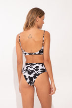 Charger l&#39;image dans la galerie, Model Back: Rio De Sol Bas Bottom Poppy Hotpants

