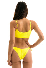 Charger l&#39;image dans la galerie, Model Back: Rio De Sol Bas Bottom Strega Bra
