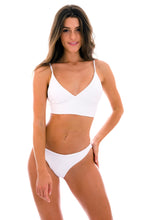 Charger l&#39;image dans la galerie, Model Front: Rio De Sol Haut Top Cotele-Branco Tri-Tank
