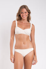 Charger l&#39;image dans la galerie, Model Front: Rio De Sol Haut Top Malibu-Natural Amelia
